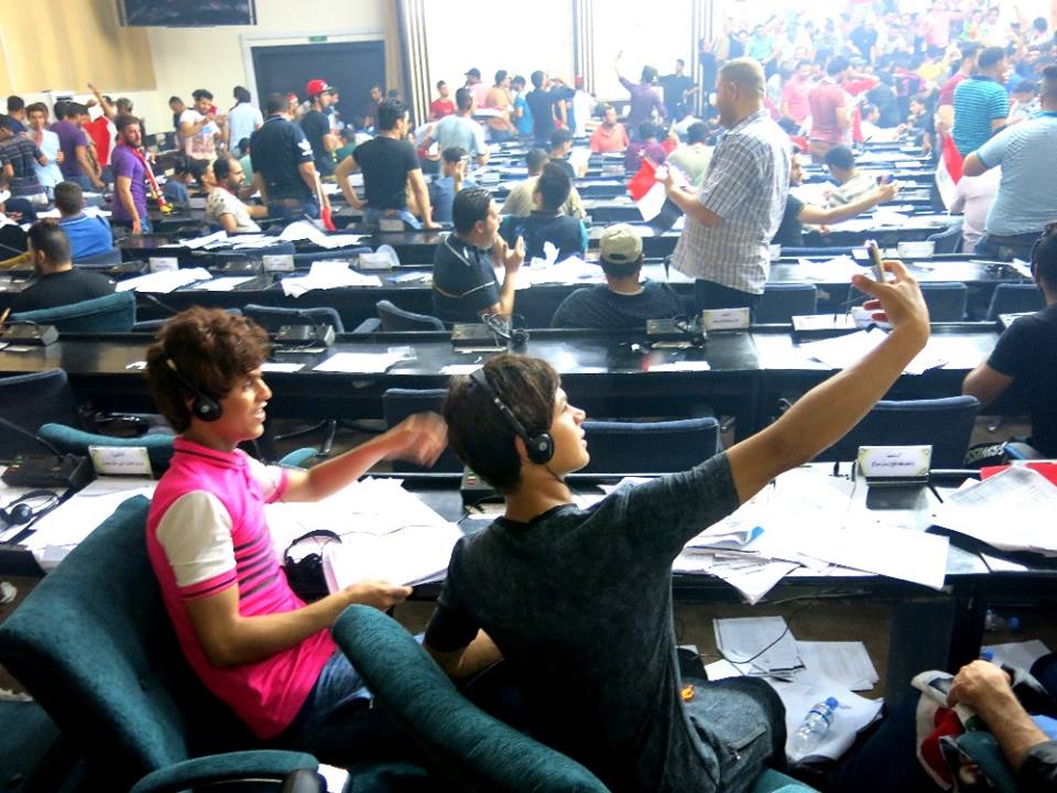 لحظة اقتحام البرلمان العراقي - تصوير: خليل المرشدي